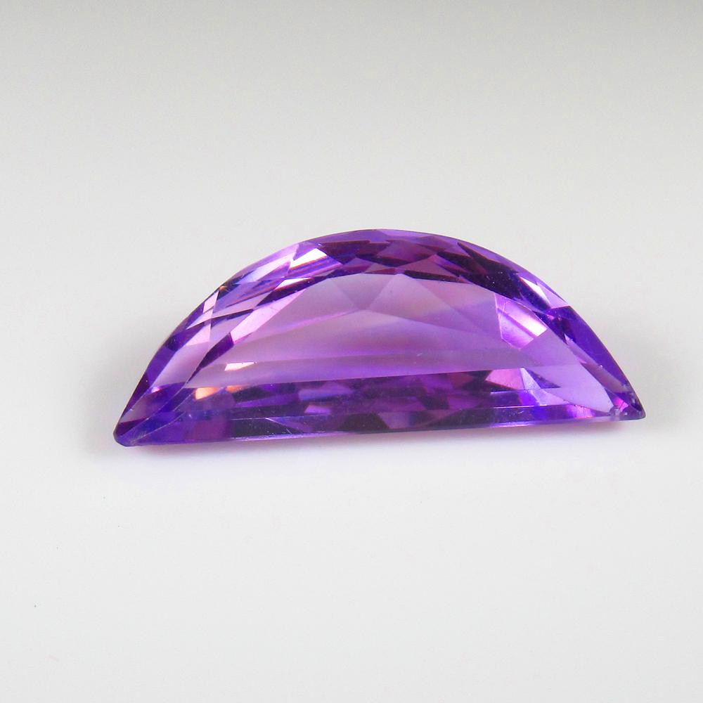 Natural Purple Amethyst - 8.41 Ct: No Reserve! Title: Natural Purple Amethyst - 8.41 Ct Origin: Brazil Weight: 8.41 Size/Dimensions: 21.0 x 9.0 x 6.5 mm Additional Information: Pieces : 1 No's / Shape : Fancy Cut / Color : Purple / Cla