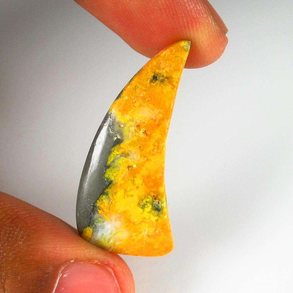 Natural Bumblebee Jasper - 14.55 Ct: No Reserve! Title: Natural Bumblebee Jasper - 14.55 Ct Origin: Brazil Weight: 14.55 Size/Dimensions: 33.0 x 15.0 x 4.0 mm Additional Information: Pieces : 1 No's / Shape : Fancy Cabochon / Color : Yel