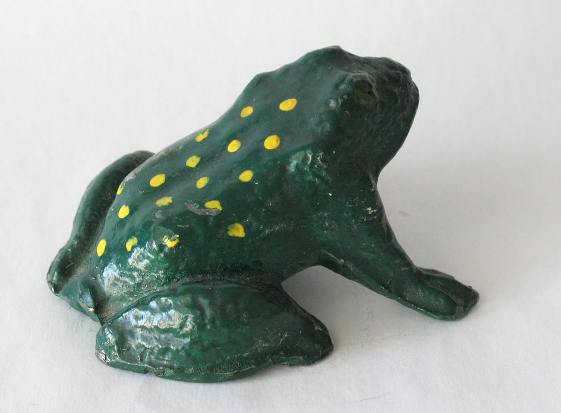 Antique cast iron frog paper weight. (1 of 2)