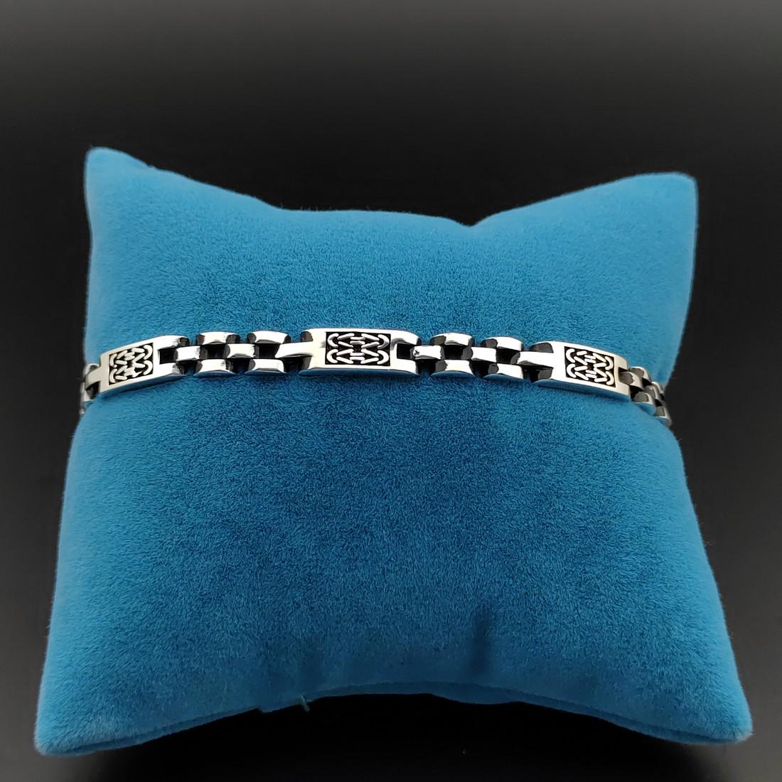925 Sterling Silver Men's Bracelet: 925 Sterling Silver Men's Bracelet. -Condition:New Weight:14.7g -Size:8.07 inch (20.5cm) Link Width:0.22 inch (5.7mm) With Gift Box Express Shipping.Carrier:DHL Express Combine Shipping Prices: 2 lots