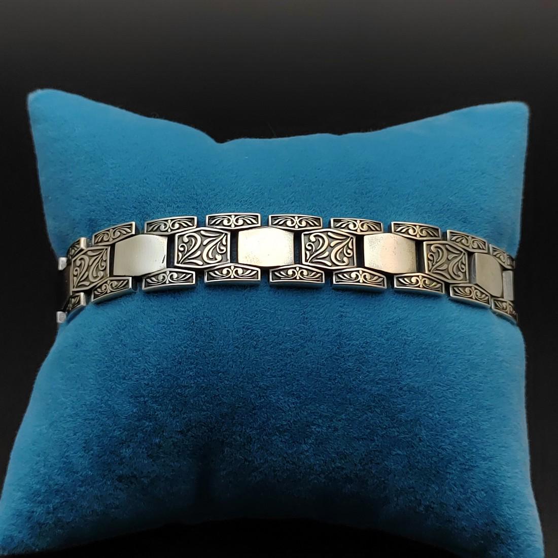 925 Sterling Silver Men's Bracelet,Mediavel Vintage Style: 925 Sterling Silver Men's Bracelet,Mediavel Vintage Style. -Condition:New Weight:30g -Size:7.87 in(20cm) Link Width:0.47 inch (12mm) With Gift Box. Express Shipping.Carrier:DHL Express Combine Shippin
