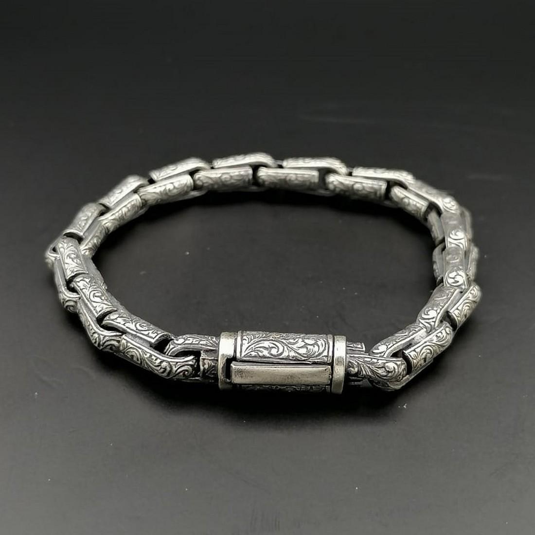 925 Sterling Silver Men's Bracelet,Mediavel Vintage Style: 925 Sterling Silver Men's Bracelet,Mediavel Vintage Style. -Condition:New Weight:35.7g -Size:8.26 in(21cm Link Width:0.27 inch (7.1mm) With Gift Box. Express Shipping.Carrier:DHL Express Combine Shipp