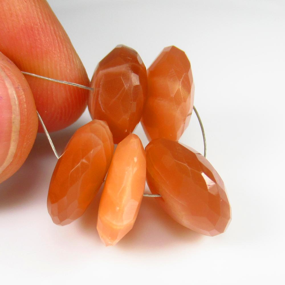 31.32 Ct - Natural Moonstone Beads: No Reserve! Title: 31.32 Ct - Natural Moonstone Beads Additional Information: Gemstone Gemstones: Moonstone Beads Carat Weights: 31.32 Size/Dimensions: 13.0 - 13.5 mm Additional Information: Pieces :