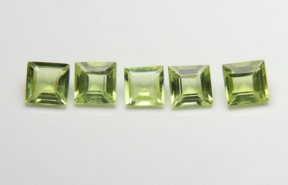 Beautiful " Natural Peridot " 1.74 cts Natural Peridot Set: No Reserve! Title: Beautiful " Natural Peridot " 1.74 cts Natural Peridot Set Additional Information: Gemstone : Natural Peridot Weight : 1.74 carat Shape : Square Cut Dimensions : 4x4 mm Color : Gree