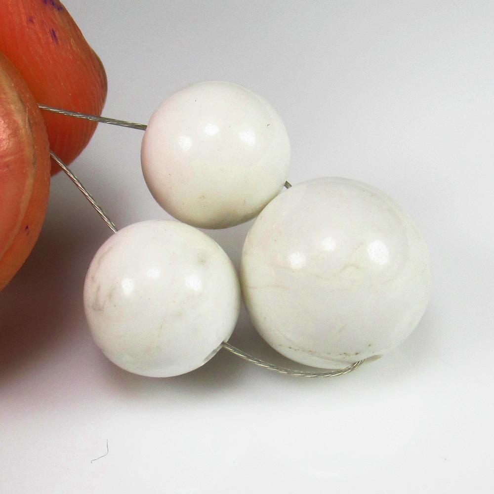 Natural Howlite Beads - 17.29 Ct: No Reserve! Title: Natural Howlite Beads - 17.29 Ct Origin: Africa Weight: 17.29 Size/Dimensions: 8.5 - 10.5 mm Additional Information: Pieces : 3 No's / Shape : Round Drilled / Color : White / Clarit