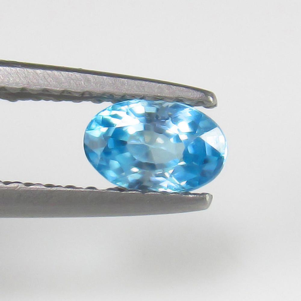 Natural Blue Zircon - 0.71 Ct: No Reserve! Title: Natural Blue Zircon - 0.71 Ct Origin: Combodia Weight: 0.71 Size/Dimensions: 6.0 x 4.0 x 3.0 mm Additional Information: Pieces : 1 No's / Shape : Oval Cut / Color : Blue / Clarity :