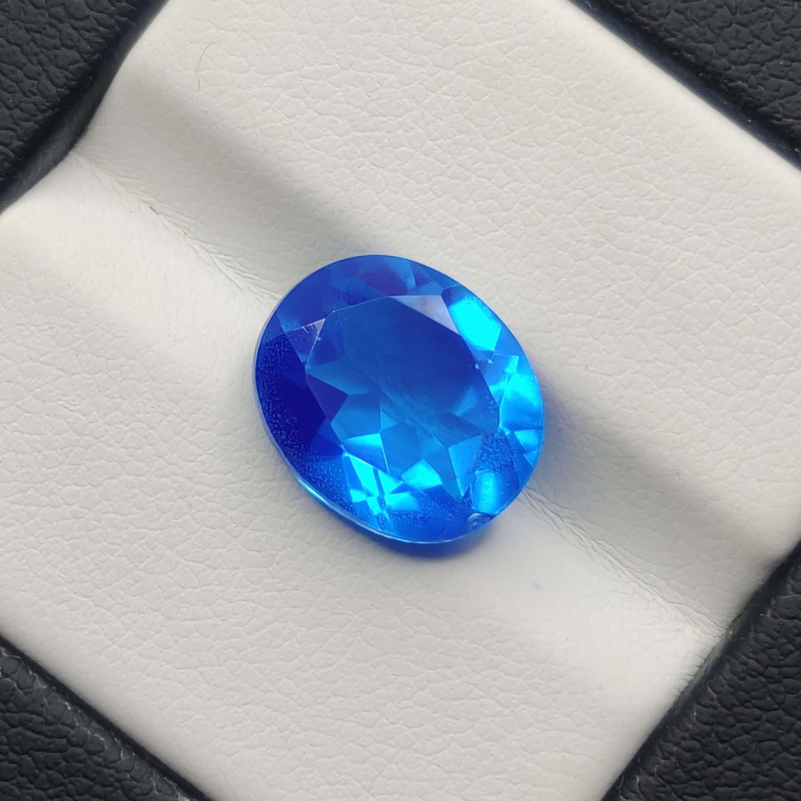 4.70 Ct "Beautiful" Caribbean Blue Triplet Quartz: No Reserve! Title: 4.70 Ct "Beautiful" Caribbean Blue Triplet Quartz Gemstones: Triplet Quartz Carat Weights: 4.70 ct Size/Dimensions: 12 X 10 mm Treatment: Made of two natural quartz About Stone: Thi