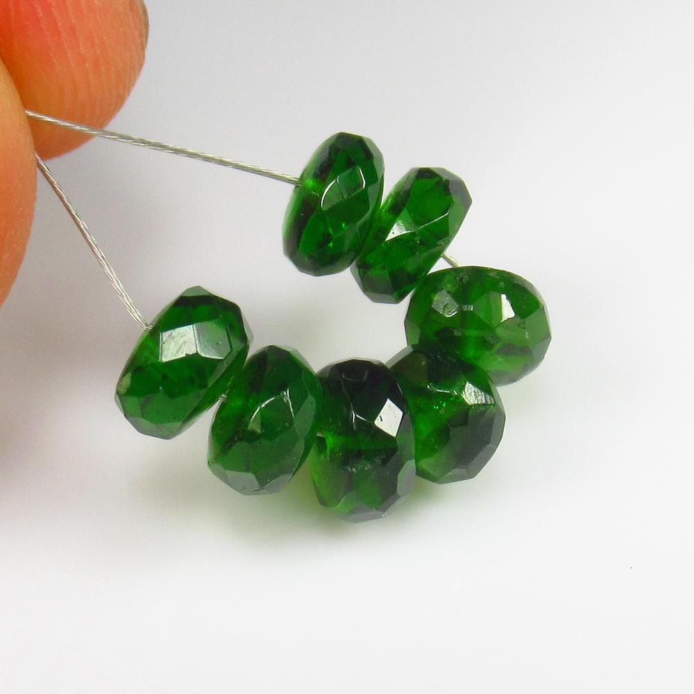 8.03 Ct - Natural Chrome Diopside Beads: No Reserve! Title: 8.03 Ct - Natural Chrome Diopside Beads Additional Information: Gemstone Gemstones: Diopside Carat Weights: 8.03 Size/Dimensions: 5.8 - 6.2 mm Additional Information: Pieces : 1 No'