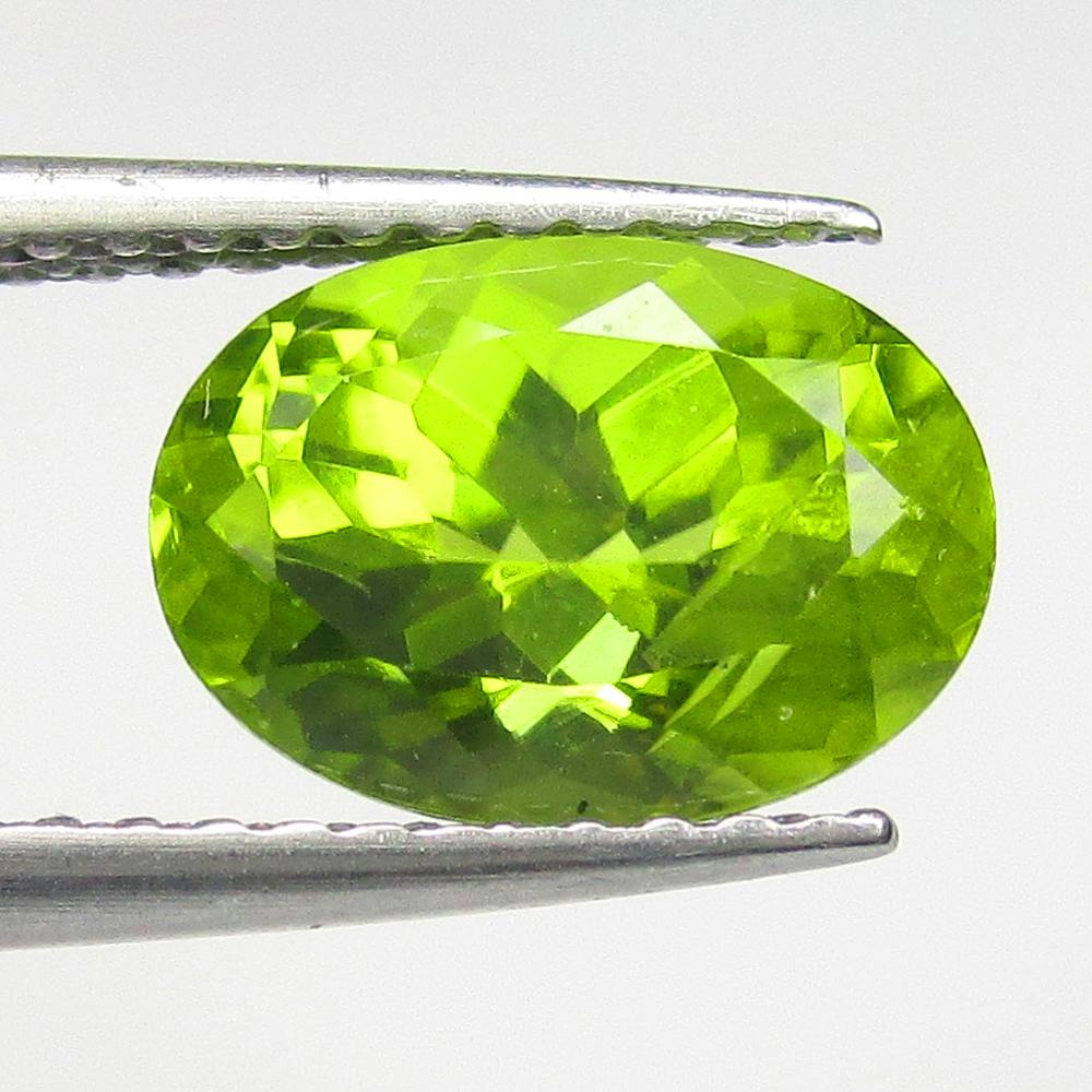 2.16 Ctw Natural Pakistan Peridot Oval Cut: No Reserve! Title: 2.16 Ctw Natural Pakistan Peridot Oval Cut Stone Clarity: VVS Gemstones: Natural Peridot Carat Weights: 2.16 Size/Dimensions: 9.20 x 6.70 x 5.60 mm Additional Information: Top Class