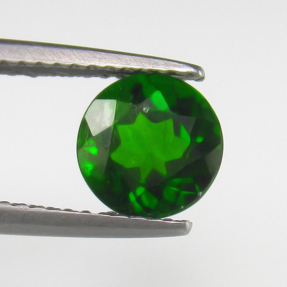 1.38 Ct - Natural Chrome Diopside: No Reserve! Title: 1.38 Ct - Natural Chrome Diopside Additional Information: Gemstone Gemstones: Diopside Carat Weights: 1.38 Size/Dimensions: 7.0 x 7.0 x 4.0 mm Additional Information: Pieces : 1 No'