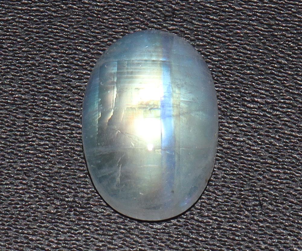 Wonderful " Natural Rainbow Moonstone " 5.20 Cts Natural Rainbow Moonstone: No Reserve! Title: Wonderful " Natural Rainbow Moonstone " 5.20 Cts Natural Rainbow Moonstone Additional Information: Gemstone : Natural Rainbow Moonstone Shape : Oval Cabochan Weight : 5.20 carats Me