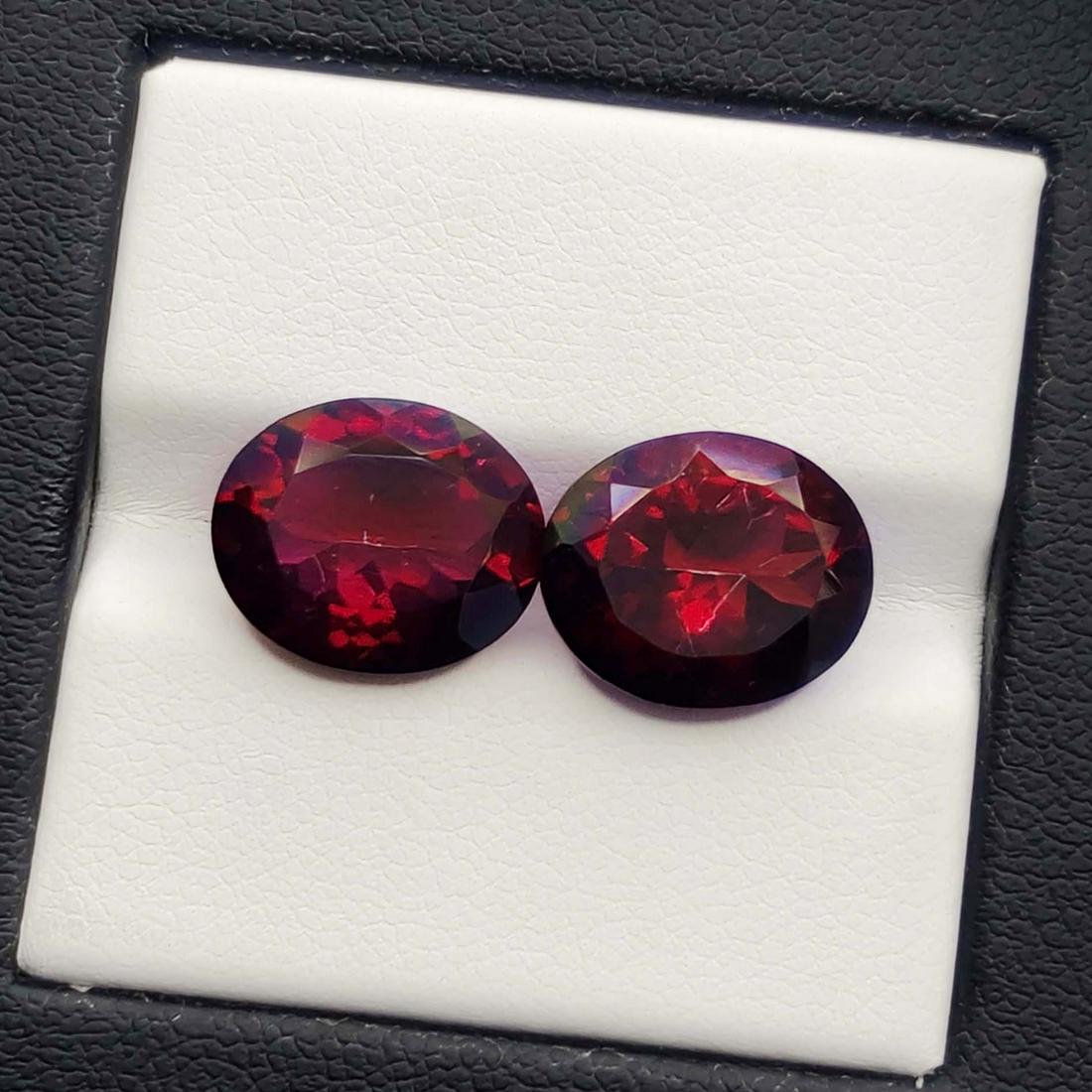 8.15 ct Rare Natural Persumtuous Red Quartz: No Reserve! Title: 8.15 ct Rare Natural Persumtuous Red Quartz Gemstones: Natural Mystic Quartz Carat Weights: 8.15 ct Size/Dimensions: 12 X 10 X 6.50 mm Treatment: Coated Materials & Techniques: Quar