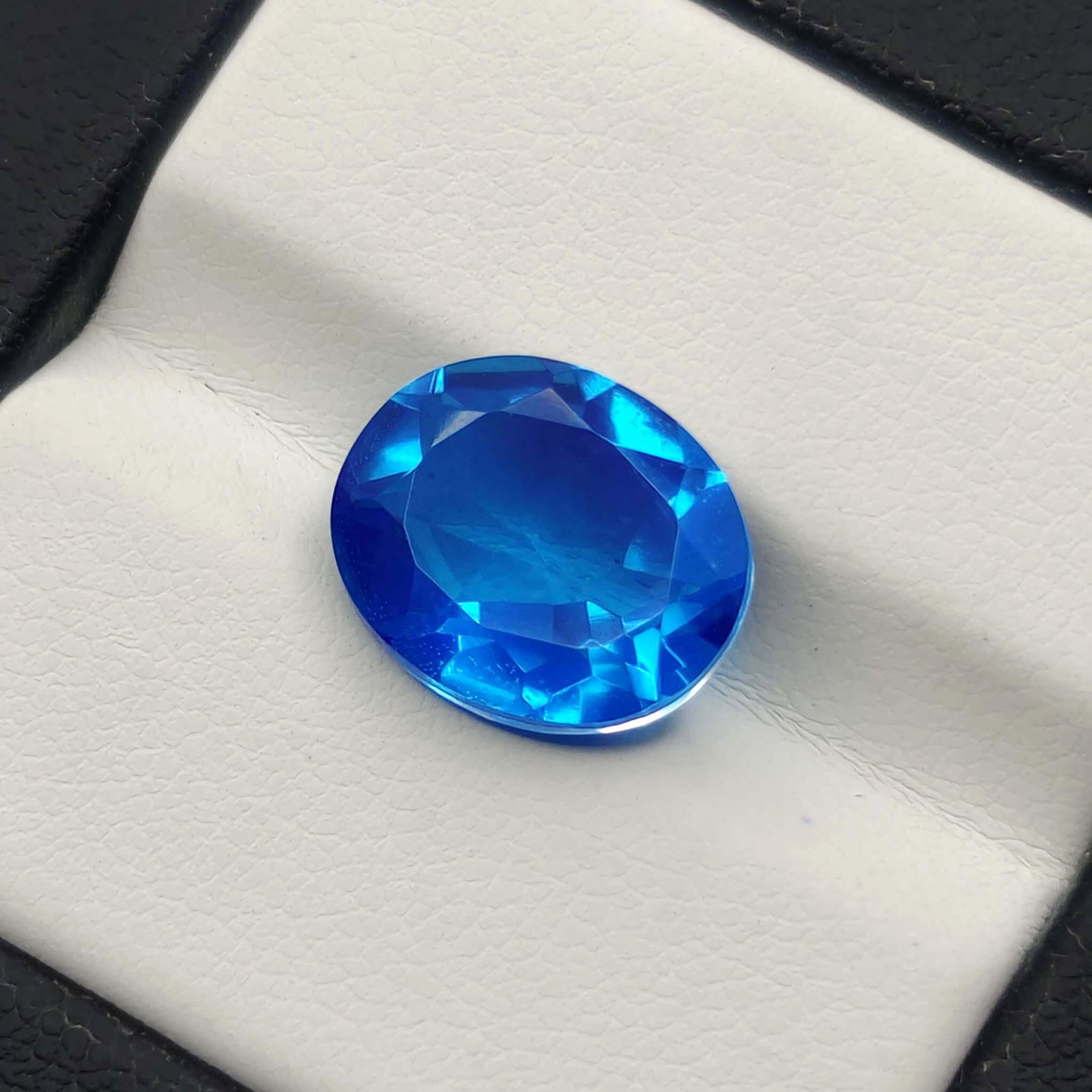4.90 Ct "Beautiful" Caribbean Blue Triplet Quartz: No Reserve! Title: 4.90 Ct "Beautiful" Caribbean Blue Triplet Quartz Gemstones: Triplet Quartz Carat Weights: 4.90 ct Size/Dimensions: 12 X 10 mm Treatment: Made of two natural quartz About Stone: Thi