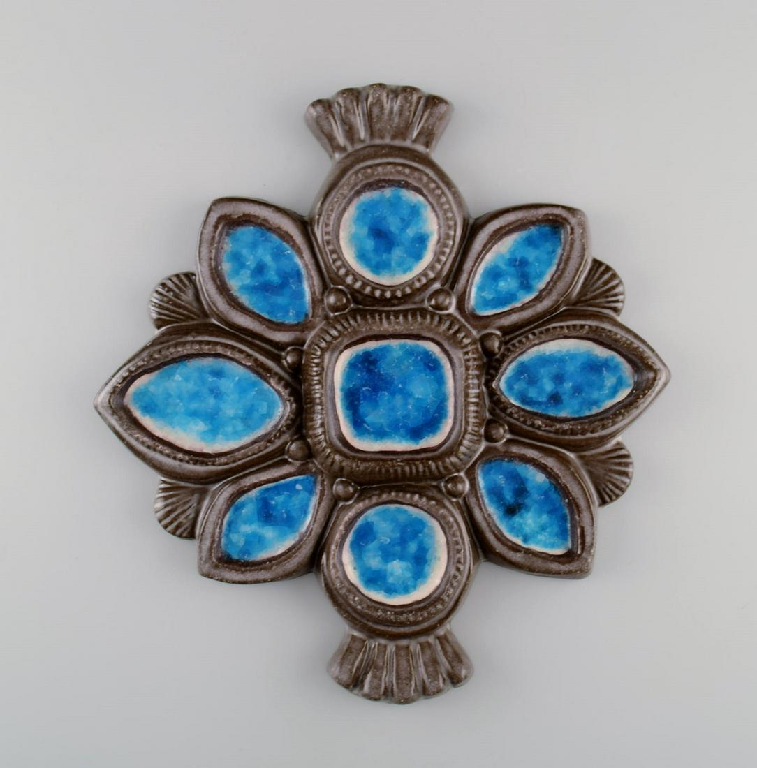 Irma Yourstone for Upsala-Ekeby. Wall plaque in glazed stoneware. 1960s.: Irma Yourstone for Upsala-Ekeby. Wall plaque in glazed stoneware. 1960s. Measures: 32 x 29 cm. In excellent condition. Stamped. Reserve: $259.00 Shipping: Domestic: Shipping rates are determined by de