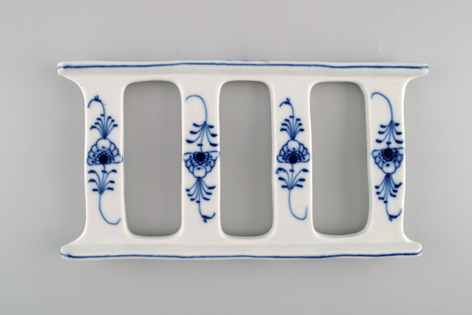 Presumably Meissen Blue Onion trivet in hand-painted porcelain. Approx. 1900.: Presumably Meissen Blue Onion trivet in hand-painted porcelain. Approx. 1900. Measures: 23.5 x 12.5 x 2 cm. Unstamped. In excellent condition. Reserve: $175.00 Shipping: Domestic: Shipping rates are d