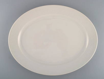 Royal Copenhagen. Salto Service, White. Large oval serving dish. 1960s. Three pieces in stock.: Royal Copenhagen. Salto Service, White. Large oval serving dish. 1960s. Three pieces in stock. Measures: 38 x 29.5 cm. In excellent condition. 1st factory quality. Designed by Axel Salto in 1956. Rese