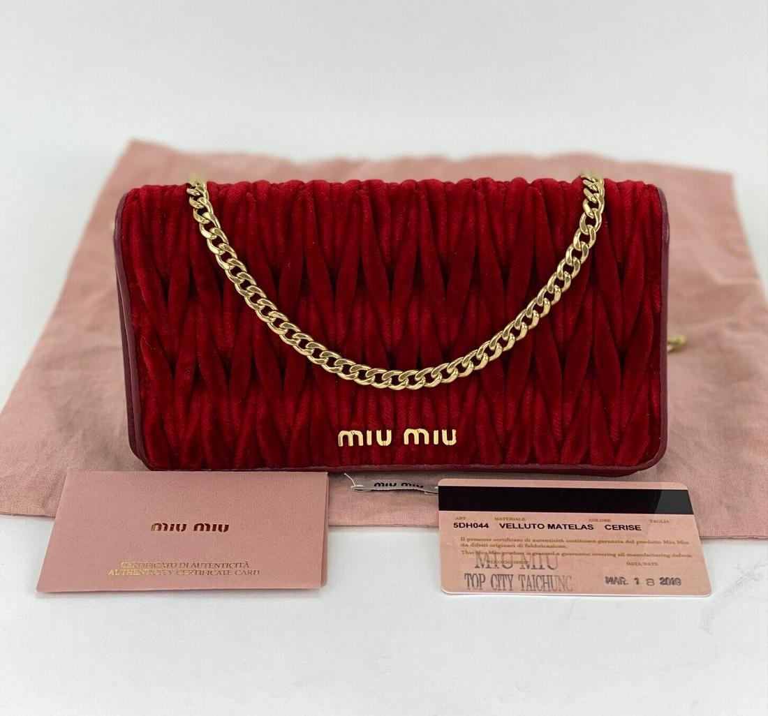 miu miu ベルベット チェーンバッグ クラッチバッグ Miu Miu Bag Cerise Red Leather Velvet Wallet On A Chain Woc Clutch