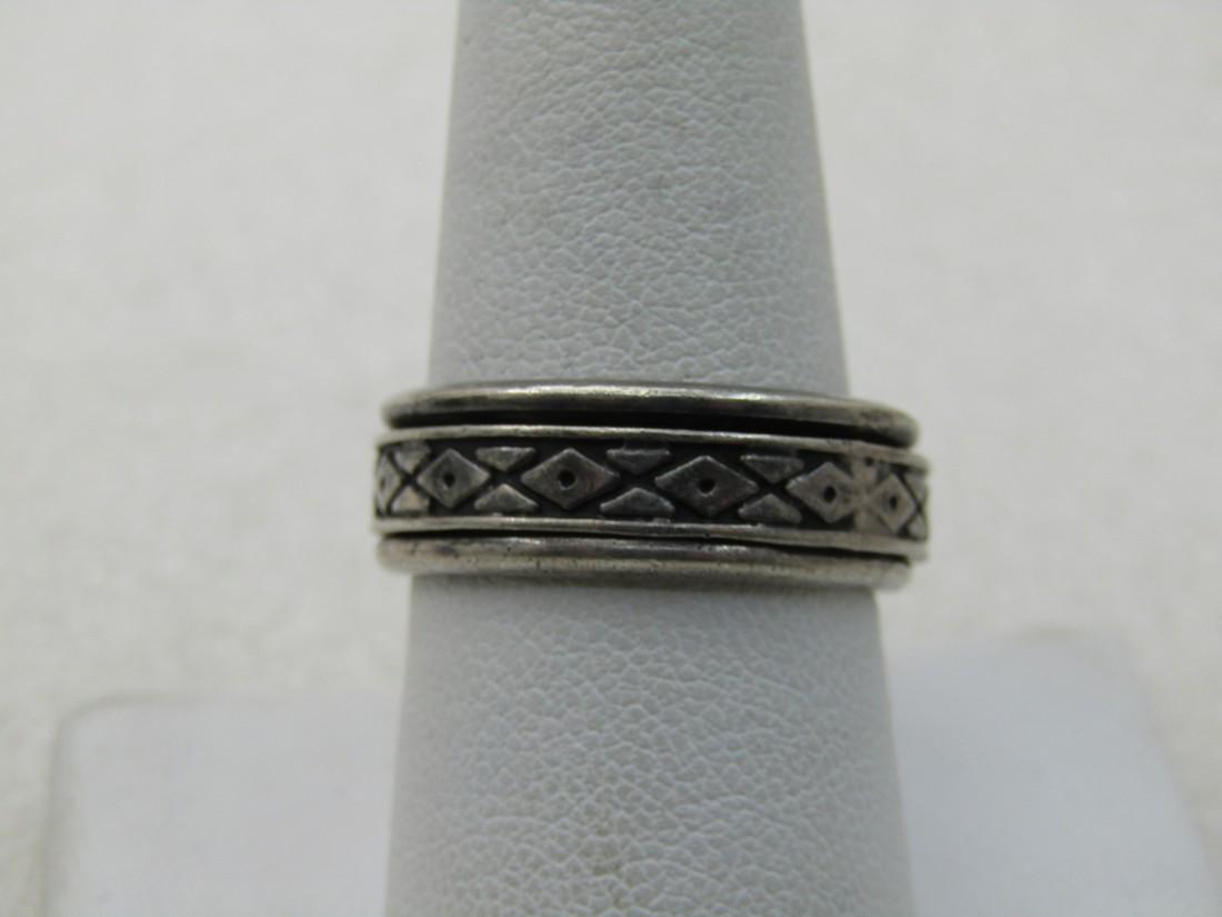 Vintage Sterling Southwestern 7.5mm Spinner Ring, Sz. 9, Mexico, Unisex: Vintage Sterling Southwestern/Biker Spinner Ring, Sz. 9, Mexico, Unisex. The ring is appx. 7.5mm wide with the spinner being appx .4mm. It has a diamond and dotted pattern on the spinner. Nice quality