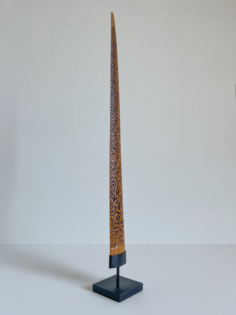 Carved swordfish tusk - Maori Mangapore: Title: Carved swordfish tusk - Maori Mangapore Maker: Unknown Origin: Indonesia Date/Period: 2022 Materials: Xiphius Gladius, Bone, Steel Dimensions:Height including stand: 85 cm / 33.4 inches Descrip