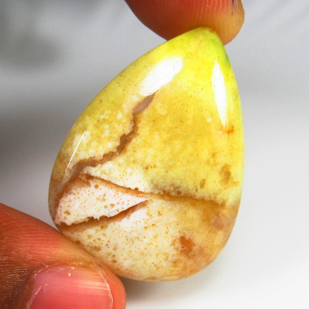 Natural Jasper - 22.63 Ct: No Reserve! Title: Natural Jasper - 22.63 Ct Origin: Brazil Weight: 22.63 Size/Dimensions: 35.0 x 25.0 x 4.1 mm Additional Information: Pieces : 1 No's / Shape : Pear Cabochon / Color : Sandal / Clari