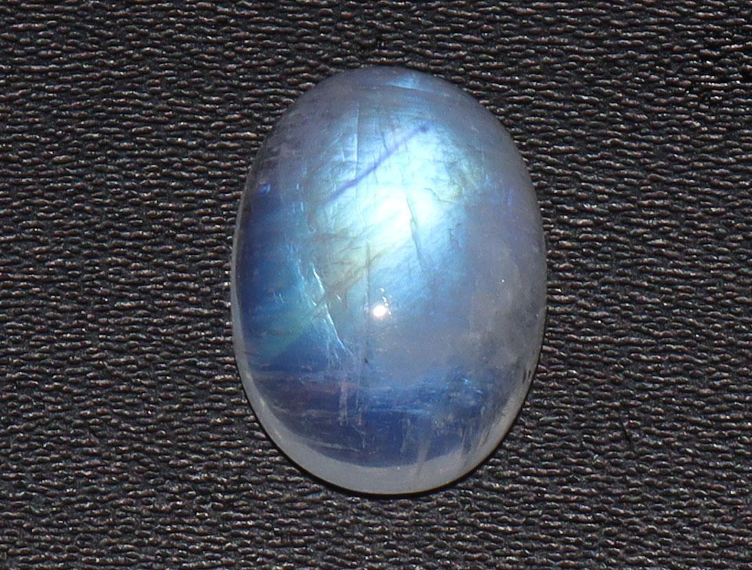 Marvellous " Natural Rainbow Moonstone " 5.64 Cts Natural Rainbow Moonstone: No Reserve! Title: Marvellous " Natural Rainbow Moonstone " 5.64 Cts Natural Rainbow Moonstone Additional Information: Gemstone : Natural Rainbow Moonstone Shape : Oval Cabochan Weight : 5.64 carats M