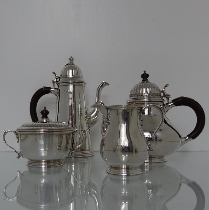 Modern 20th Century Sterling Silver Tea & Coffee Set London 1968 Richard Comyns: Title: Modern 20th Century Sterling Silver Tea & Coffee Set London 1968 Richard Comyns Description 2: A very stylish Queen Anne copy tea & coffee set plain formed in design with elegant cut card work
