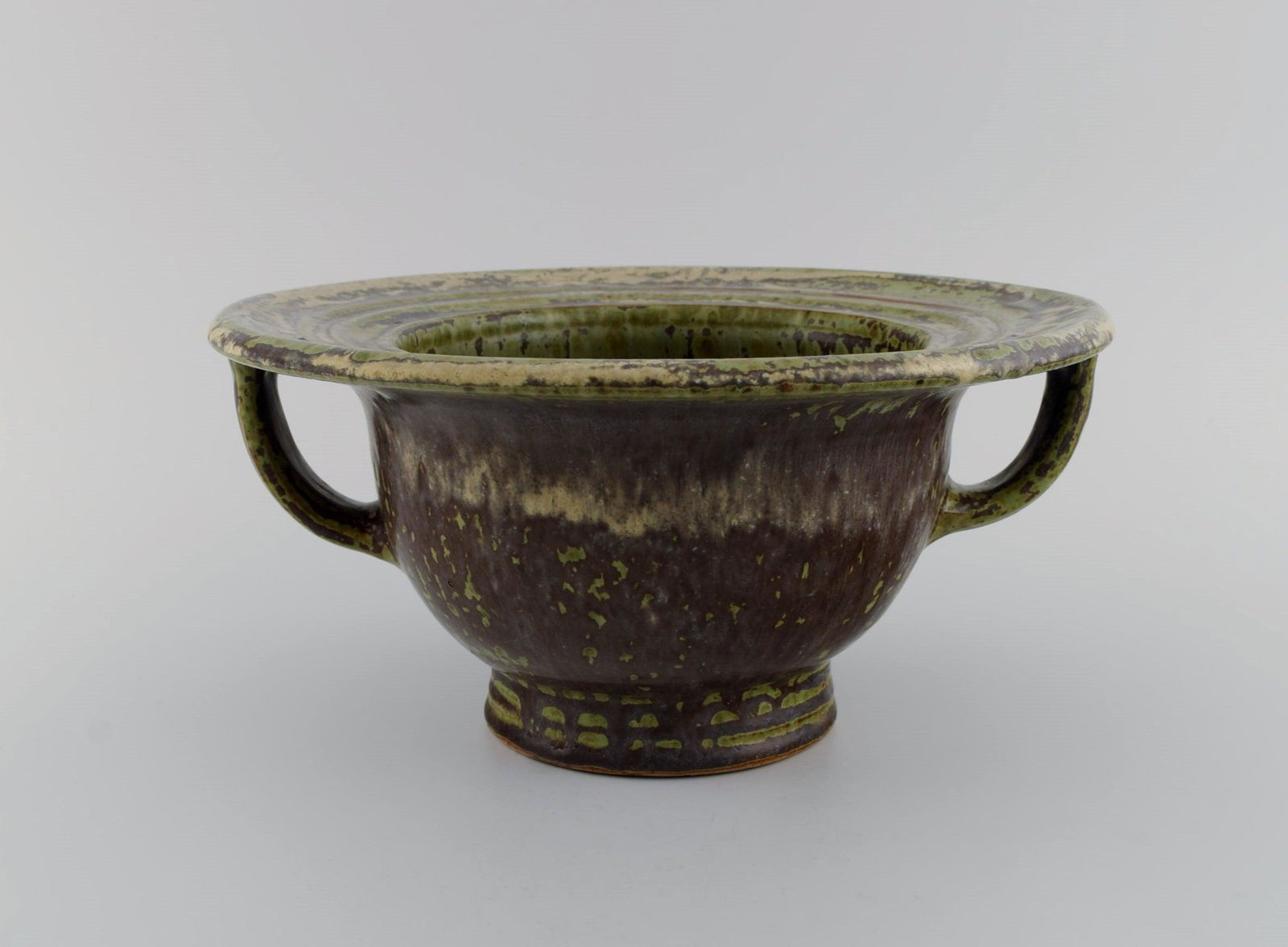 Patrick Nordstrøm / Carl Halier for Royal Copenhagen. Large unique vase with handles in glazed: Patrick Nordstrøm / Carl Halier for Royal Copenhagen. Large unique vase with handles in glazed ceramics. Beautiful glaze in green and earth tones. Dated 1924. Measures: 26 x 13 cm. In excellent c