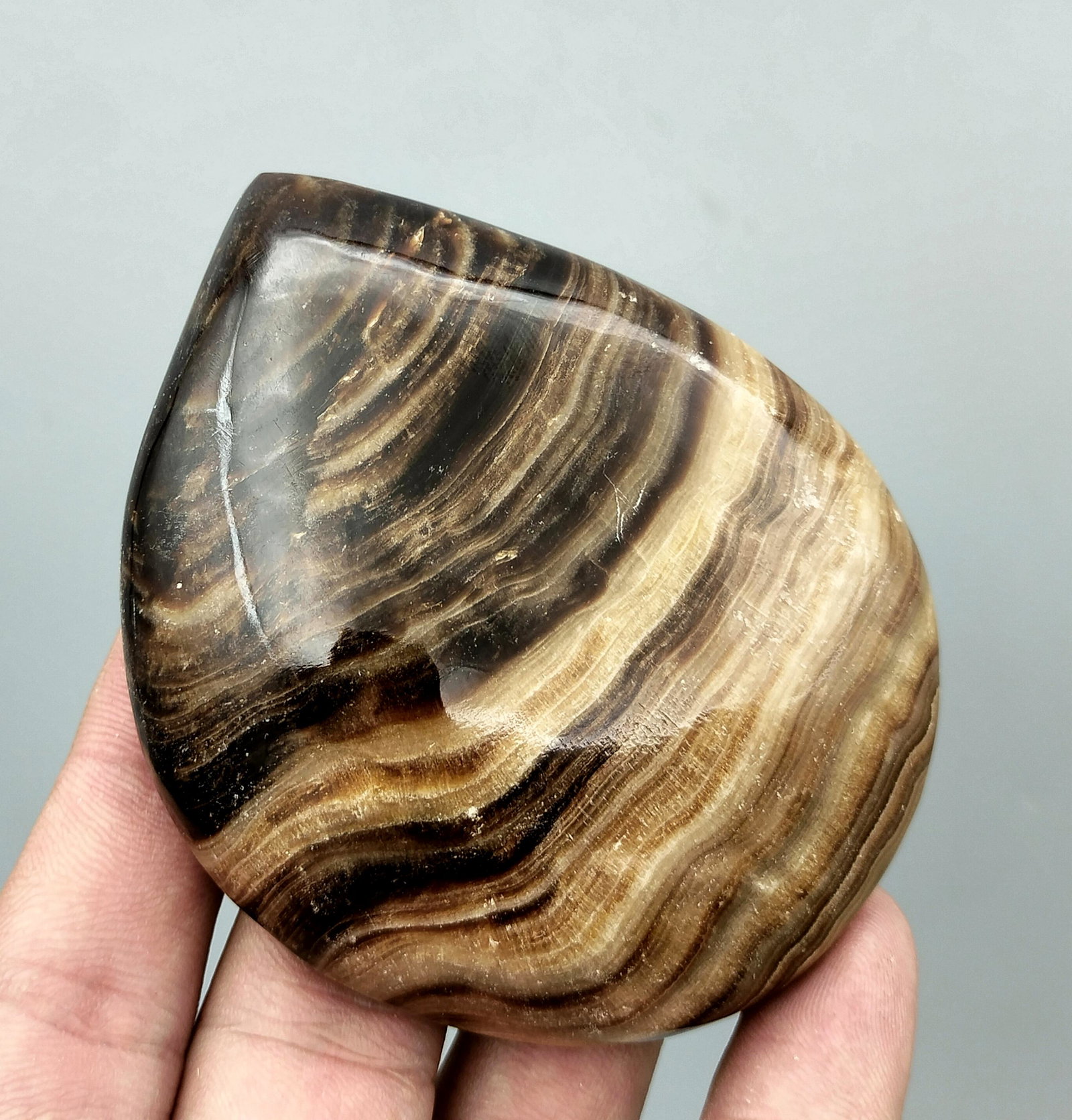 149 Gram Stunning Hand Made Chocolate Calcite Healing Leaf Shape: Title: 149 Gram Stunning Hand Made Chocolate Calcite Healing Leaf Shape Gemstone Type: Carving Weights: 149 Gram Size/Dimensions: 82x64x19 mm Origin: Pakistan Reserve: $20.00 Shipping: Domestic: Flat-