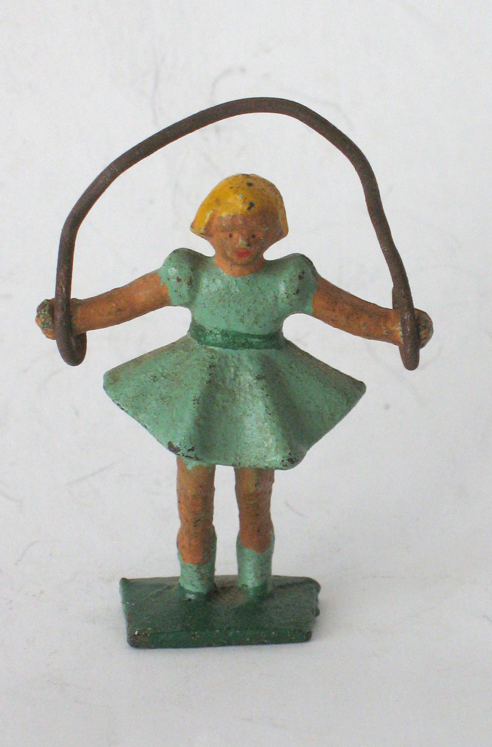 Vintage cast iron little girl paper weight. (1 of 3)