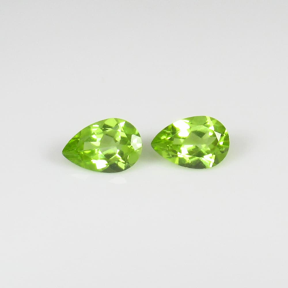 Natural Green Peridot Pair - 0.91 Ct: No Reserve! Title: Natural Green Peridot Pair - 0.91 Ct Origin: Pakistan Weight: 0.91 Size/Dimensions: 6.1 x 4.1 x 2.6 mm Additional Information: Pieces : 2 No's / Shape : Pear Cut / Color : Green / C