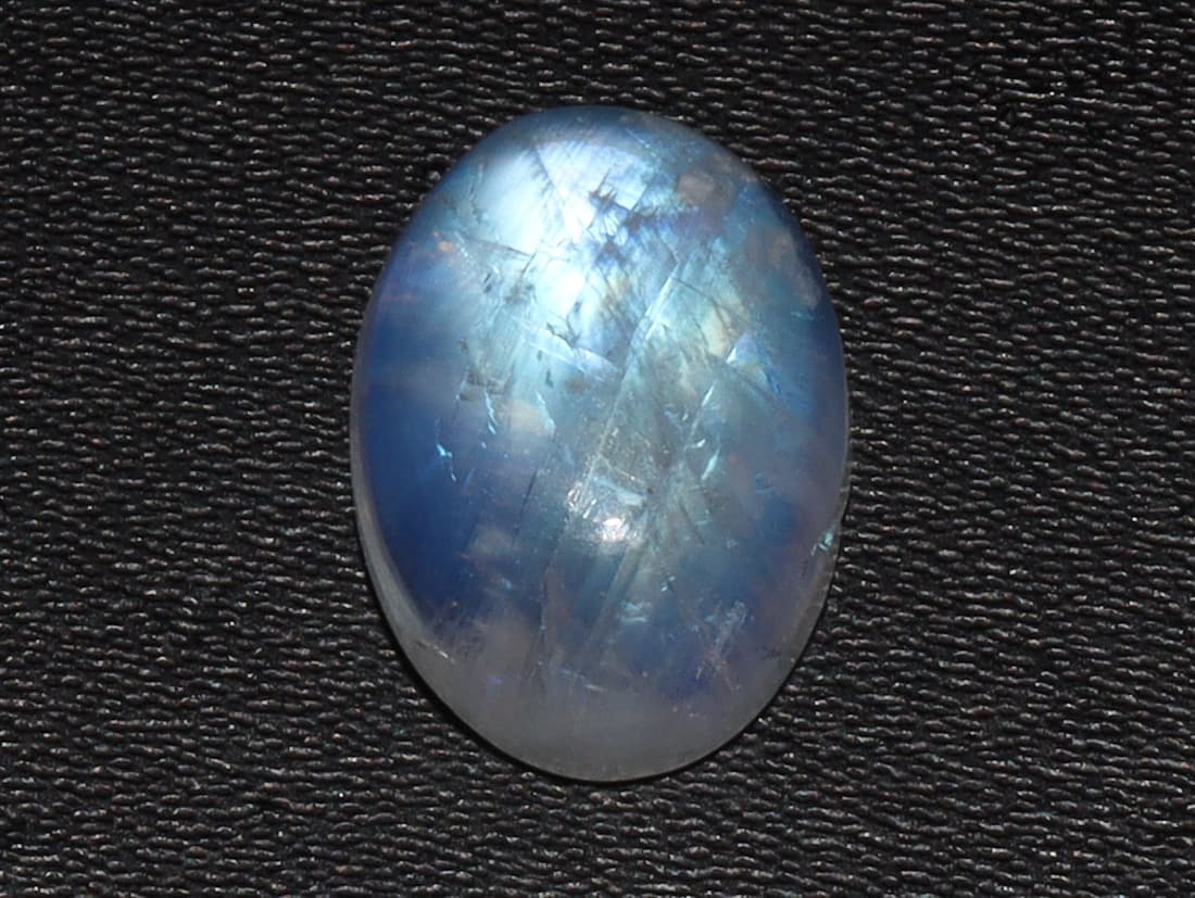 Gorgeous " Natural Rainbow Moonstone " 6.53 Cts Natural Rainbow Moonstone: No Reserve! Title: Gorgeous " Natural Rainbow Moonstone " 6.53 Cts Natural Rainbow Moonstone Additional Information: Gemstone : Natural Rainbow Moonstone Shape : Oval Cabochan Weight : 6.53 carats Mea