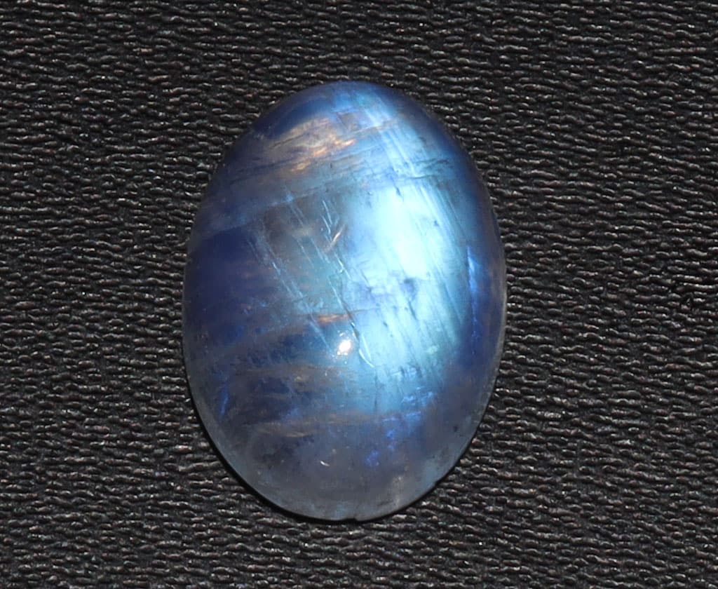 Stunning " Natural Rainbow Moonstone " 6.10 Cts Natural Rainbow Moonstone: No Reserve! Title: Stunning " Natural Rainbow Moonstone " 6.10 Cts Natural Rainbow Moonstone Additional Information: Gemstone : Natural Rainbow Moonstone Shape : Oval Cabochan Weight : 6.10 carats Mea