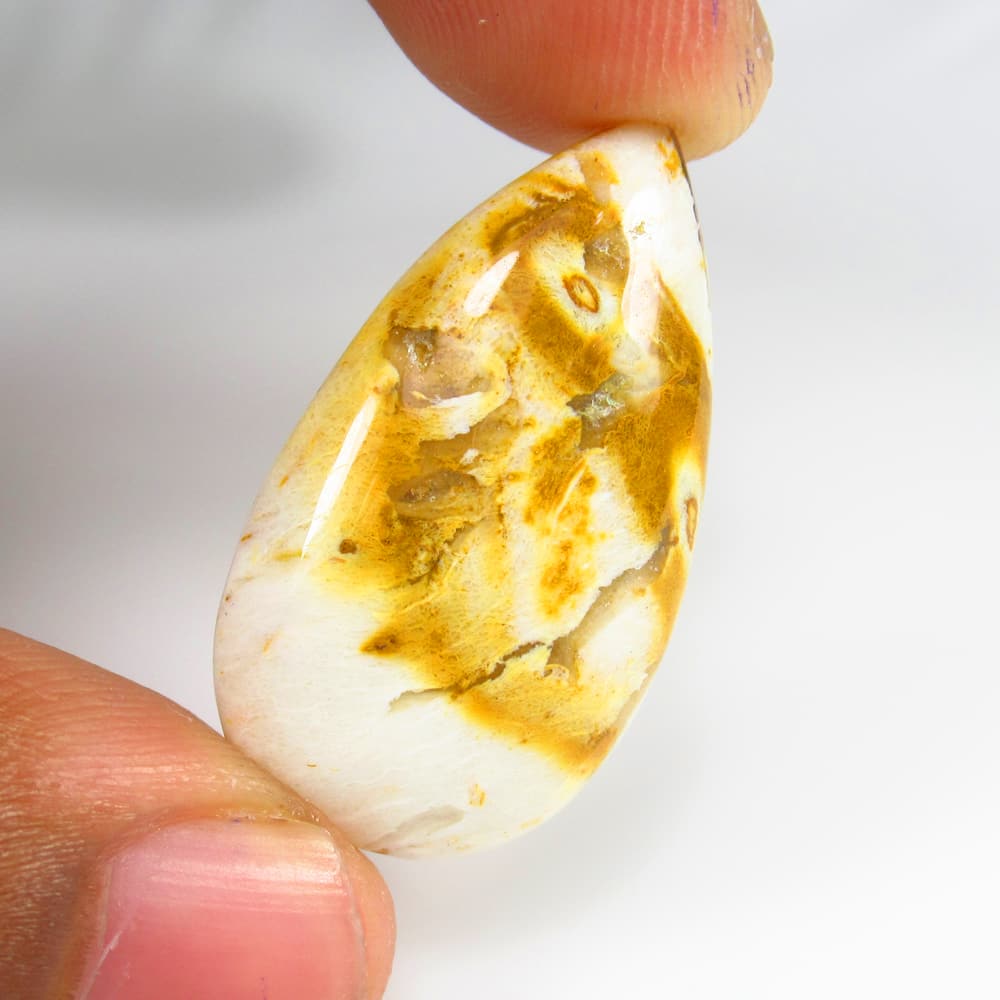 Natural Jasper - 20.34 Ct: No Reserve! Title: Natural Jasper - 20.34 Ct Origin: Brazil Weight: 20.34 Size/Dimensions: 32.0 x 18.0 x 5.8 mm Additional Information: Pieces : 1 No's / Shape : Pear Cabochon / Color : Yellow / Clari