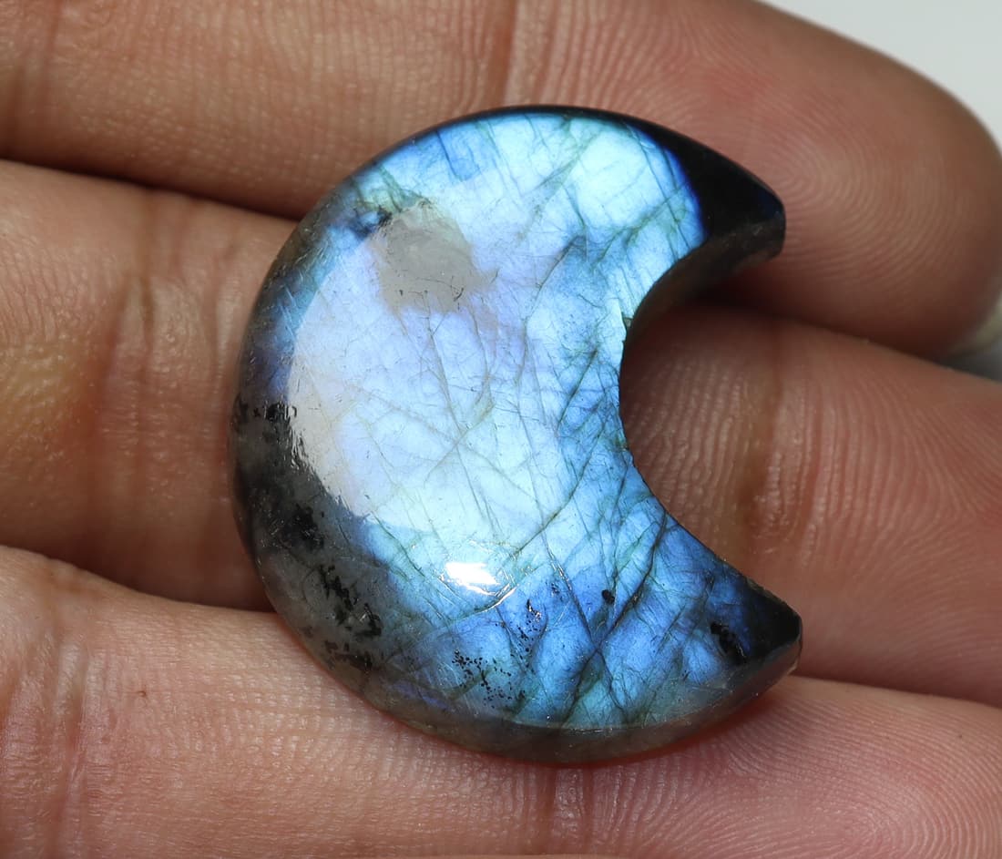 Stunning " Natural Labradorite " 44.13 Cts Natural Labradorite: No Reserve! Title: Stunning " Natural Labradorite " 44.13 Cts Natural Labradorite Additional Information: Gemstone : Natural Labradorite Shape : Moon Shape Cabochan Weight : 44.13 carats Measurements