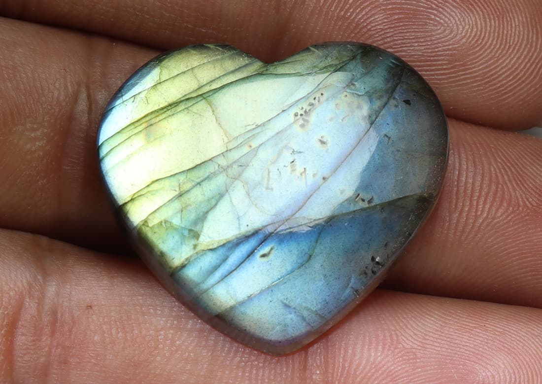 Lovely " Natural Labradorite " 44.88 Cts Natural Labradorite: No Reserve! Title: Lovely " Natural Labradorite " 44.88 Cts Natural Labradorite Additional Information: Gemstone : Natural Labradorite Shape : Heart Shape Cabochan Weight : 44.88 carats Measurements :