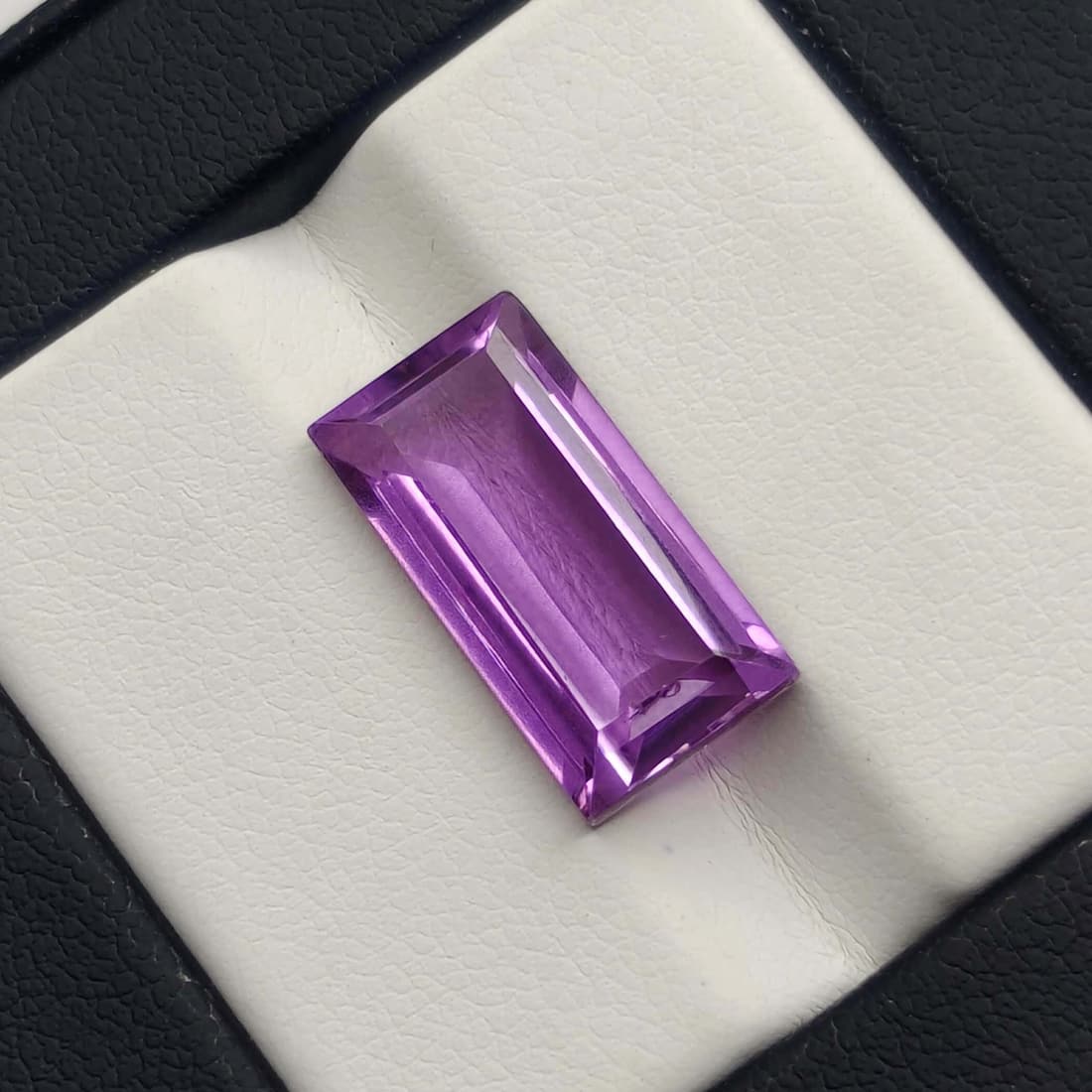 6.85 Ct "Beautiful" Kunzite Triplet Quartz: No Reserve! Title: 6.85 Ct "Beautiful" Kunzite Triplet Quartz Additional Information: Gemstones: Triplet Quartz Carat Weights: 6.85 ct Size/Dimensions: 16 X 8 mm Treatment: Made of two natural quartz 