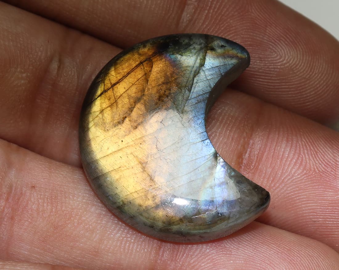 Fabulous " Natural Labradorite " 39.93 Cts Natural Labradorite: No Reserve! Title: Fabulous " Natural Labradorite " 39.93 Cts Natural Labradorite Additional Information: Gemstone : Natural Labradorite Shape : Moon Shape Cabochan Weight : 39.93 carats Measurements