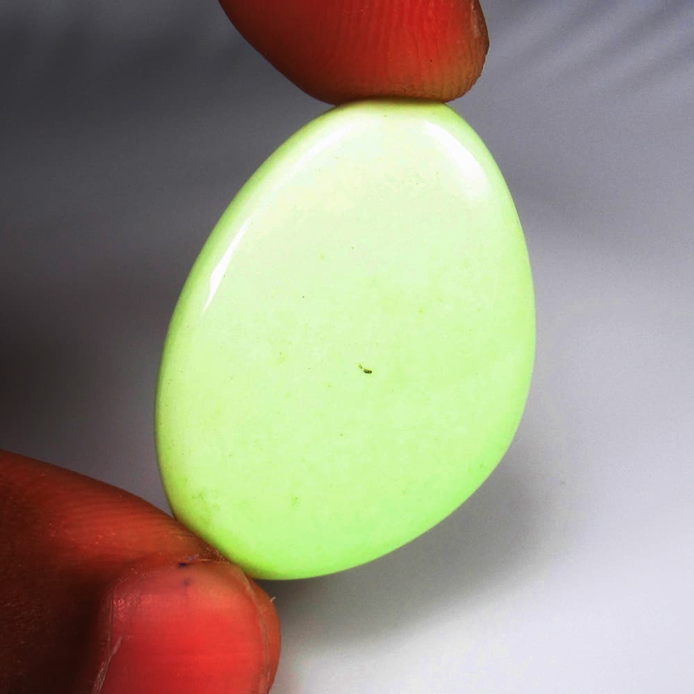 32.53 Ct - Natural Lemon Chrysoprase: No Reserve! Title/Content: 32.53 Ct - Natural Lemon Chrysoprase GemstoneChrysoprase Weight: 32.53 Dimensions: 31.0 x 23.0 x 5.1 mm Description: Pieces : 1 No's / Shape : Oval Cab / Color : Lime Green 