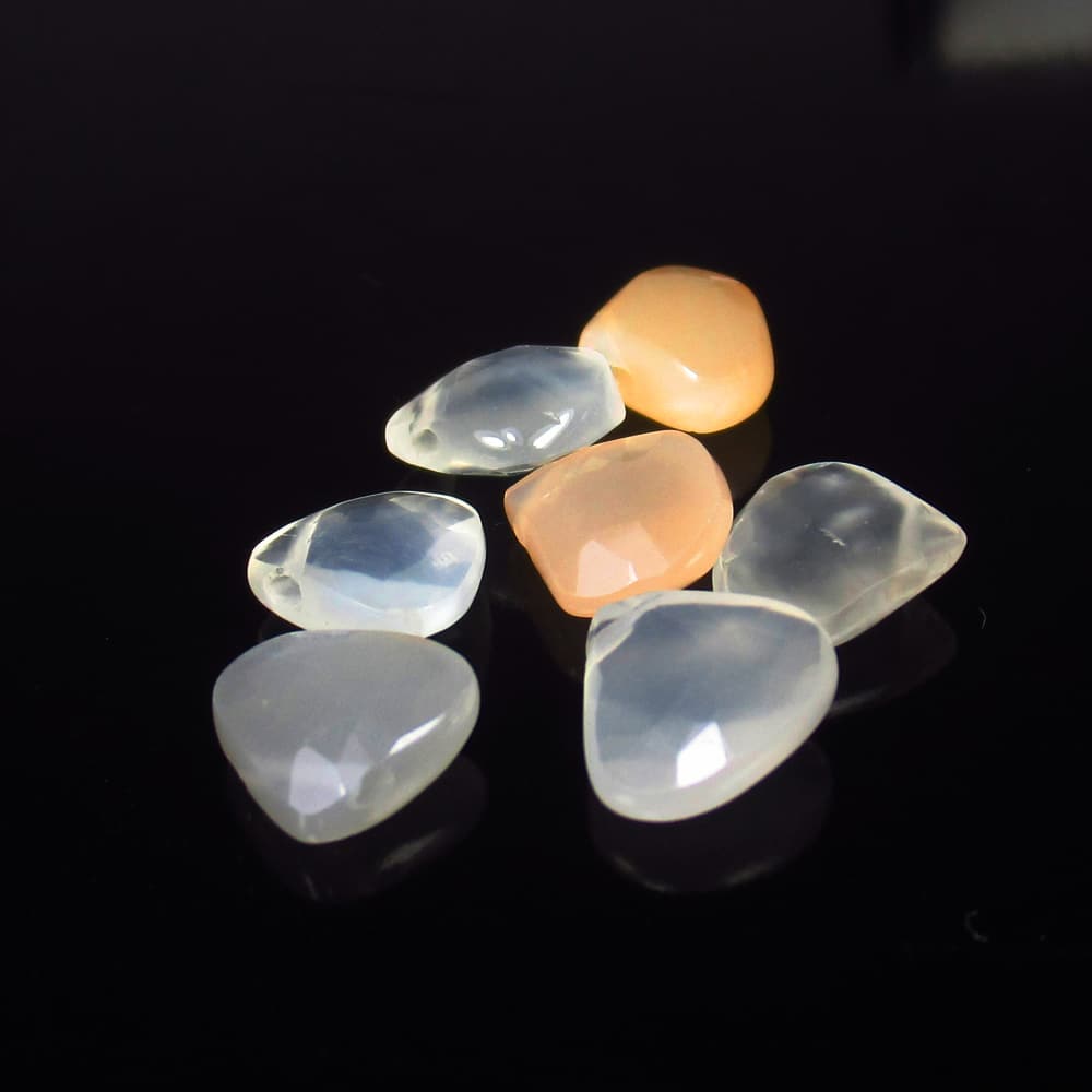 7.77 Ct - Natural Moonstone Beads: No Reserve! Title/Content: 7.77 Ct - Natural Moonstone Beads GemstoneMoonstone Beads Weight: 7.77 Dimensions: 6.5x6.0 - 8.2x7.7 mm Description: Pieces : 7 No's / Shape : Drilled Pear Beads / Color : M