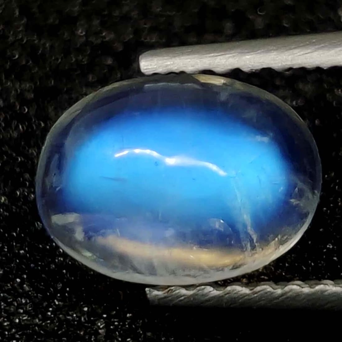 0.90 ct "Top Quality" Natural Royal Blue Moonstone: No Reserve! Title: 0.90 ct "Top Quality" Natural Royal Blue Moonstone Additional Information: Gemstones: Natural Blue Moonstone Carat Weights: 0.90 ct Size/Dimensions: 8 X 6 mm Approx Materials & Tech