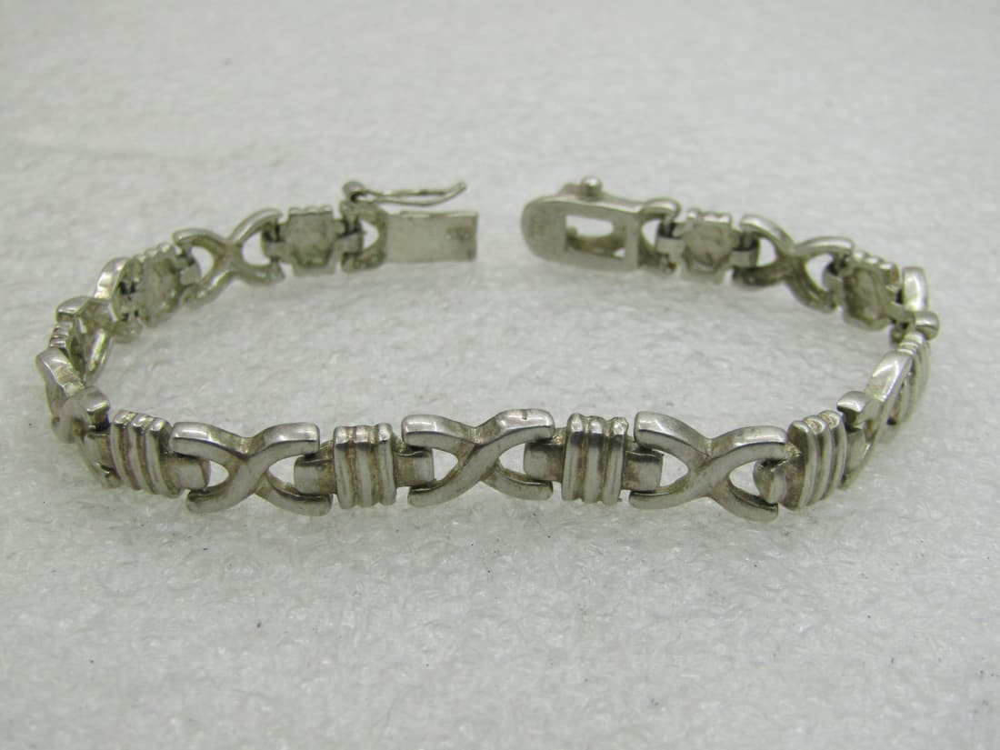 Vintage Silver Plated X Link Bracelet, 7", 7.5mm, Safety Clasp: Vintage Silver Plated X Link Bracelet, 7", 7.5mm, Safety Clasp. This is marked .925 and signed FAS but It is not true sterling but plated. Still a nice bracelet with X links and ribbed links between t