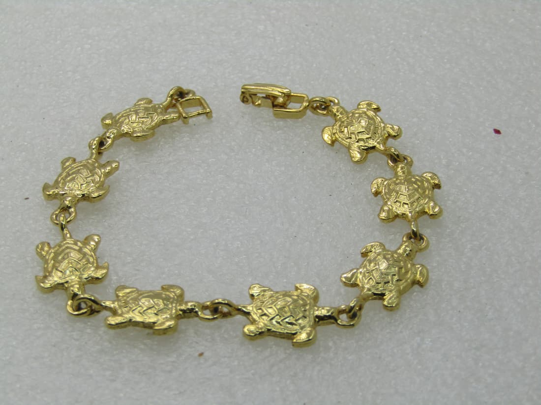 Gold Tone 8" Turtle Link Bracelet, 1980's-1990's: Gold Tone 8" Turtle Link Bracelet, 1980's-1990's, 1/2" wide, flip clasp. Not signed by the maker. Very good, like new condition. (INV.62720.8 SS2212 J LD 8/8/20) Reserve: $25.00 Shipping: Domestic: Fl