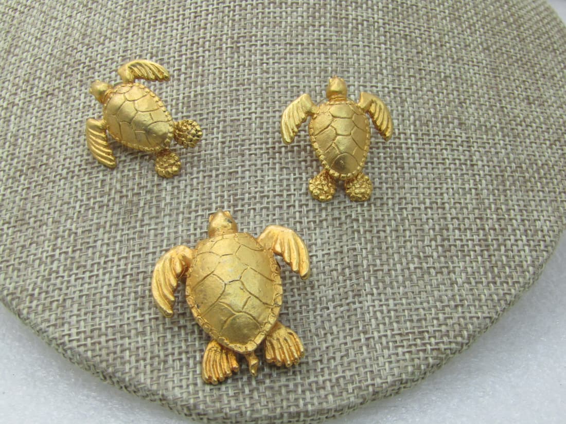 Vintage IRAFA Turtles Brooch & Earrings Set, 1980's: Vintage IRAFA Tutrles Brooch & Earrings Set, 1980's , nearly 1.5" tall and 1.25 wide. Signed I.R.A.F.A which appears to be Laeri Nast Sculptcha, IRAFA NYC. This set as two pierced earrings that are ap