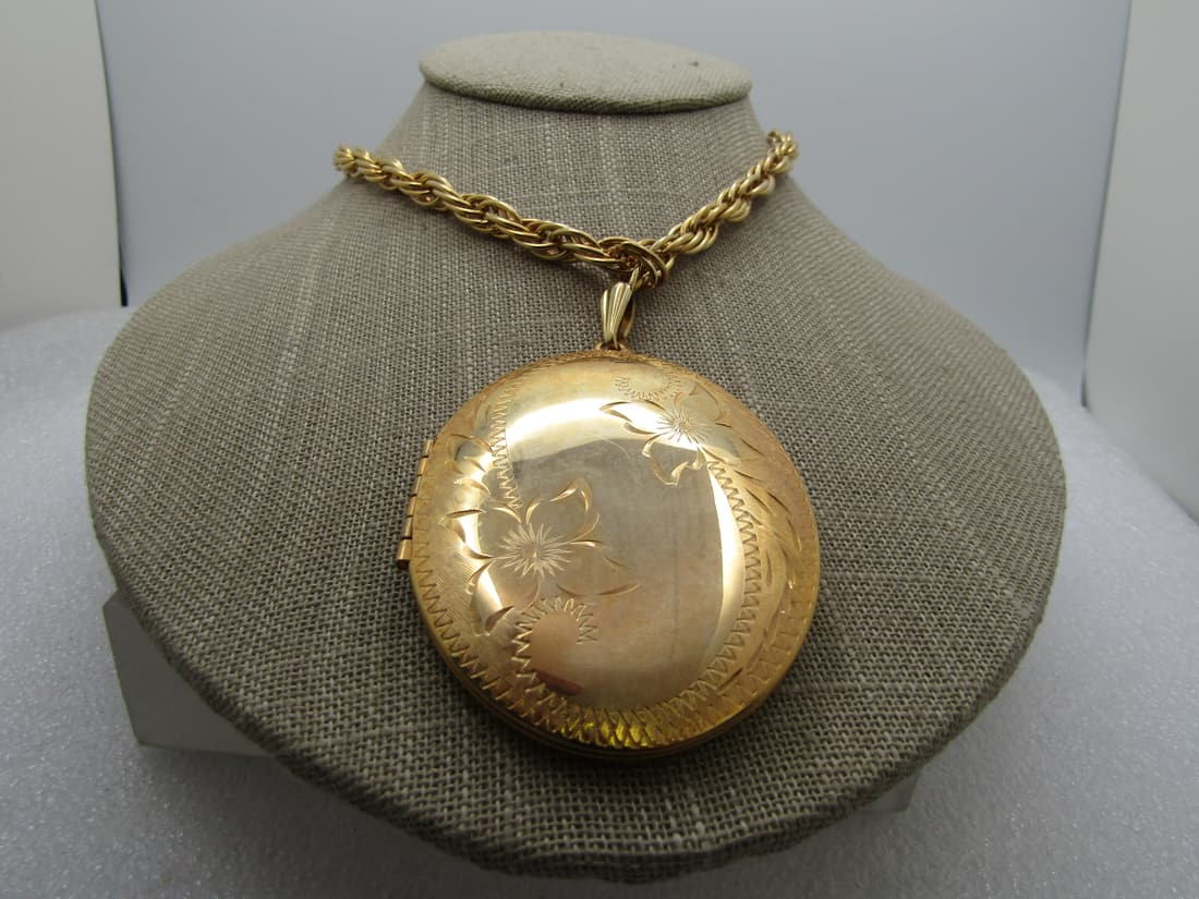 Vintage Chunky Locket Necklace, 24", Signed PC with Tags, 1960's-1970's: Vintage Chunky Locket Necklace, 24"Signed PC with Tags, 1960's-1970's. the locket has flowers on the top with smooth adn textured design. Large locket is appx. 3" tall with bail and 2" wide. the chain