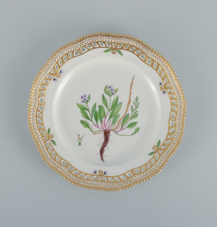 Royal Copenhagen Flora Danica openwork plate in hand-painted porcelain with flowers and gold (1 of 5)