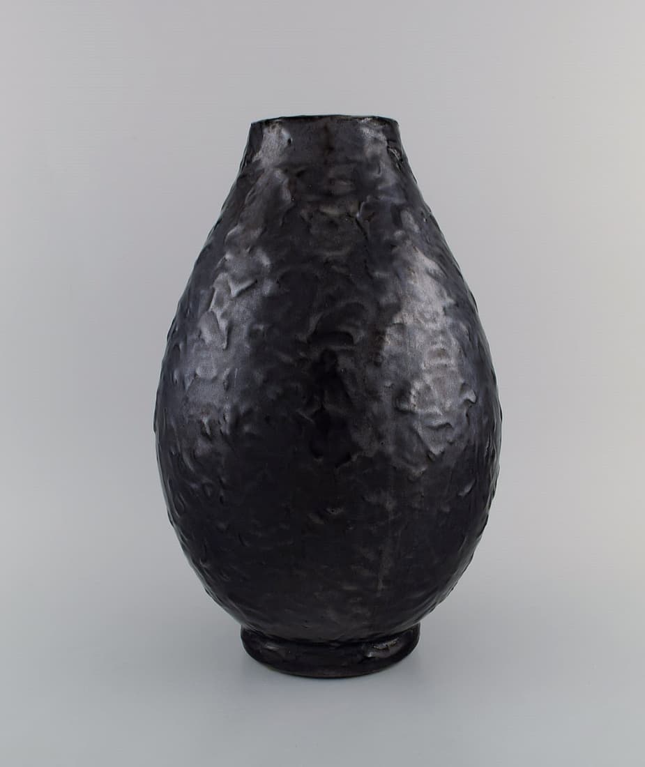 Jerome Massier (1850-1916) for Vallauris. Large antique vase in glazed stoneware. Beautiful metallic: Jerome Massier (1850-1916) for Vallauris. Large antique vase in glazed stoneware. Beautiful metallic glaze in black shades. Early 20th century. Measures: 36 x 22 cm. In excellent condition. Stamped. R