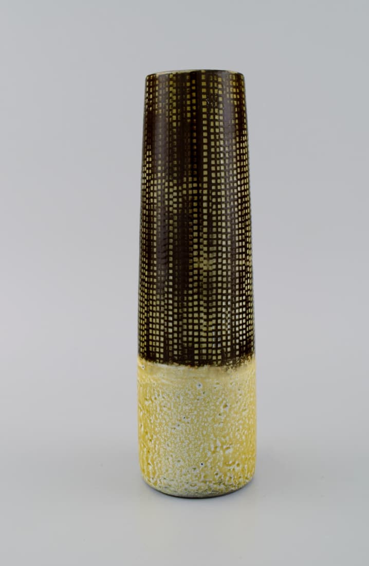 Ingrid Atterberg (1920-2008) for Upsala-Ekeby. Yondel vase in glazed stoneware. Split glaze in brown: Ingrid Atterberg (1920-2008) for Upsala-Ekeby. Yondel vase in glazed stoneware. Split glaze in brown and mustard yellow shades. Approx. 1960. Measures: 24.5 x 7.5 cm. In excellent condition. Stamped.