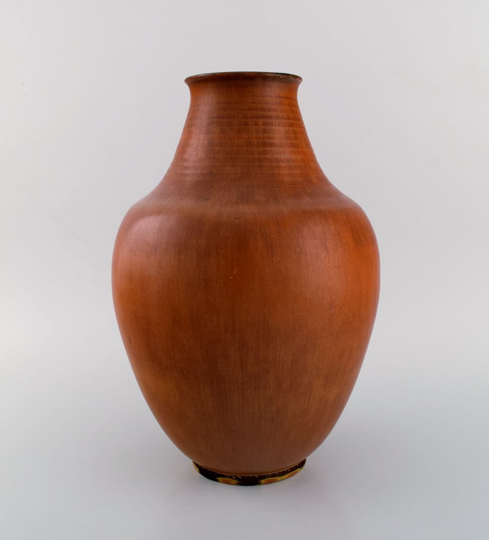 Triller Tobo, Sweden. Stylish unique vase in glazed ceramic. Beautiful glaze in light brown shades. (1 of 7)