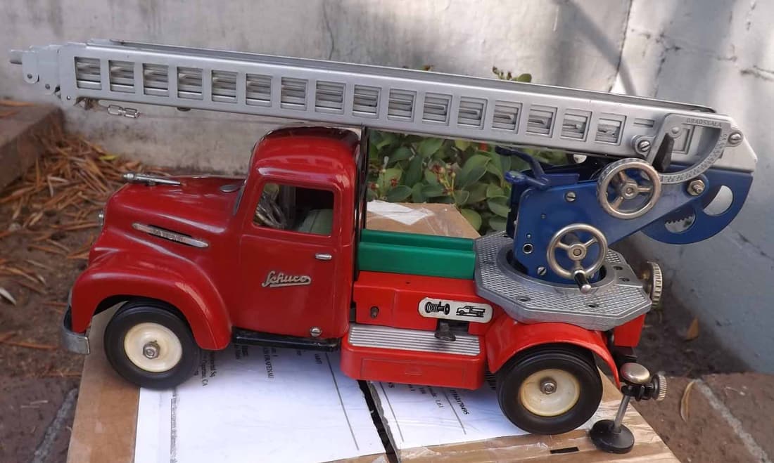 Schuco fire engine 6080 (Made in Germany 1960), battery operated, the rarer version with dark red (1 of 5)