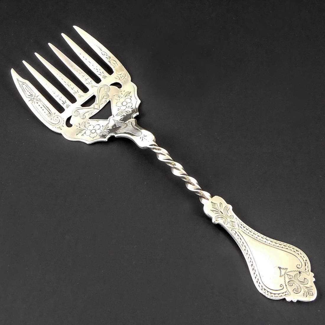 Fish Fork STERLING SILVER, Antique & Chased Ornate, Unsigned, Unmarked — Classic: FINE ANTIQUE Fish Fork in STERLING SILVER, Chased Ornate, Unsigned, Unmarked Sterling — TIMELESS CLASSIC DESIGN. APPROX SIZE: 6.5" LENGTH x 1.875" WIDE APPROX WEIGHT: 17.9 DWT, .985 OZ EXCELLENT
